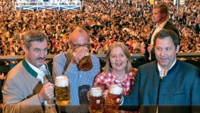 Bild: Peter Kneffel/dpa
Auch wenn Markus Söder eigentlich nicht gerne Bier trinkt - fürs Foto auf dem Oktoberfest gehört auch für ihn der Maßkrug natürlich dazu. (Archivbild)
