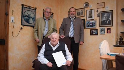 Bild: bnr
Gut aufgelegt und voll Lebensfreude feierte Albert Hösl aus Perschen seinen 90. Geburtstag. Zu den vielen Gratulanten gehörten Bürgermeister Frank Zeitler (rechts) und Karl Beer, Vorsitzender des Bürgervereins Nabburg (links).