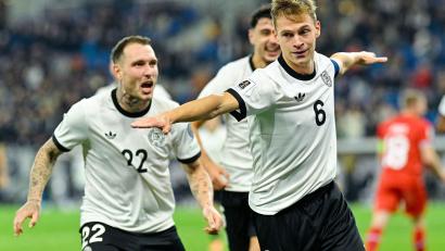 Bild: Uwe Anspach/dpa
Joshua Kimmich feiert seinen ersten Doppelpack im Nationaltrikot mit einem „Schraubenzieher-Jubel“, wie er hinterher erklärte.