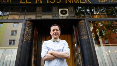 Bild: Thomas Banneyer/dpa
Vincent Moissonnier steht vor seinem Sterne-Bistro „Le Moissonnier“, einem kleinen Stück Paris mitten in Köln.