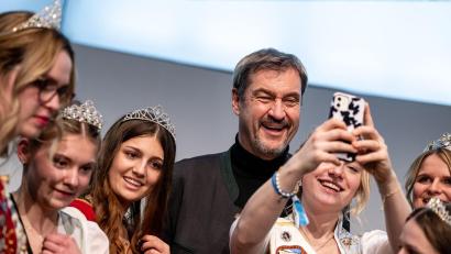 Bild: Fabian Sommer/dpa
Ein Selfie hier, ein Selfie da: Für CSU-Chef Markus Söder sind Posts in sozialen Netzwerken mehr als Unterhaltung. (Archivbild)
