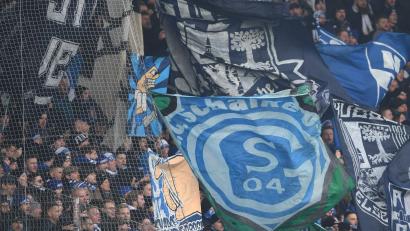 Bild: Swen Pförtner/dpa
Vor dem Spiel in Dublin gab es einen Zwischenfall mit Schalke-Fans. (Archivbild)
