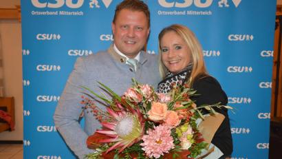 Bild: jr
Bürgermeister Stefan Grillmeier bewirbt sich für die CSU Mitterteich um eine zweite Amtszeit als Bürgermeister seiner Heimatstadt, hier mit Ehefrau Andrea, die ihm stets den Rücken frei hält. Beide strahlten ob des überwältigenden Ergebnisses.