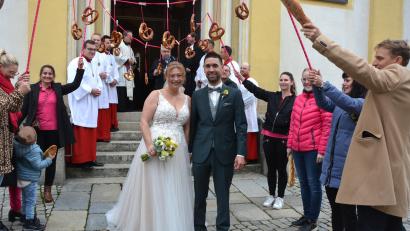Bild: jr
Ehrenspalier der Mitarbeiterinnen des Konnersreuther Backhauses Kutzer für Julia und Magnus Summer.