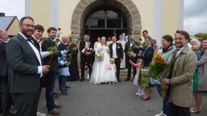 Bild: bk
Glückstrahlend schreiten Benedikt und Kristin Bräutigam mit Tochter Isabell und Sohn Alexander durch das Ehrenspalier von Repräsentanten der Unionsfamilie.