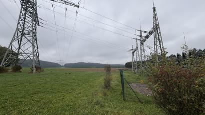 Bild: ge
Hier hinter dem Umspannwerk Lauterhofen soll der Solarpark entstehen - jetzt muss die antragstellende Firma allerdings bei der Fläche nachbessern.