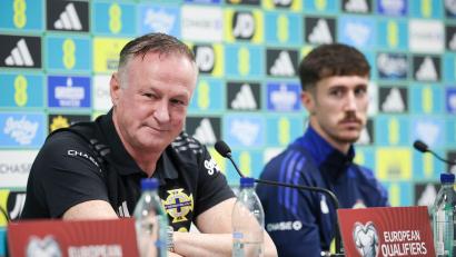 Bild: Christian Charisius/dpa
Trainer Michael O'Neill und Trai Hume (r.) sprechen bei der Pressekonferenz vor dem Spiel gegen Deutschland.