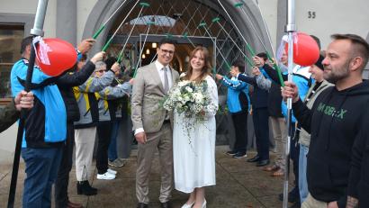 Bild: jr
Strahlend durchschreiten Milena Röckl und Jürgen Lang nach der standesamtlichen Trauung im Tirschenreuther Rathaus das Ehrenspalier, die ihnen die besten Glückwünsche zum Start überreichten. Im November werden die beiden Eltern, die Feier gab es deswegen nur im kleinen Kreis.