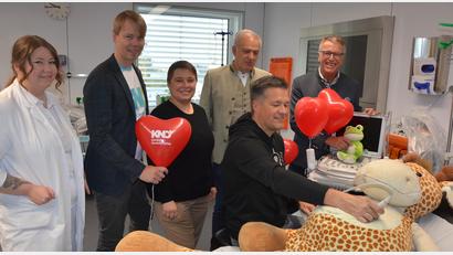 Bild: jr
Ultraschalluntersuchung am Teddy mit Professor Christian von Rüden (vorne), genauestens beobachtet von Bürgermeister Franz Stahl und Landrat Roland Grillmeier (von rechts).