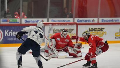 Bild: A. Chuc
Constantin Vogt von den Blue Devils Weiden prüft in dieser Situation den Goalie des EC Bad Nauheim Jerry Kuhn. Die Weidener gewannen das Spiel am Sonntag nach einer unfassbaren Aufholjagd in letzter Sekunde mit 5:4.
