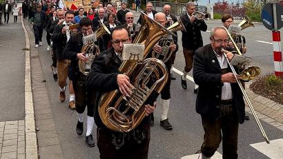 Bild: R. Kreuzer
Punkt 9 Uhr setzte sich der Festumzug von der Fußgängerzone zum Festzelt in Bewegung. Angeführt von der Stadt- und Jugendblaskapelle Weiden, marschierten zahlreiche Vereine mit.
