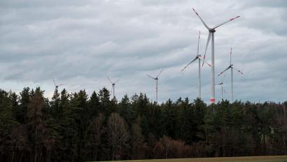Symbolbild: Daniel Vogl/dpa
Die Bayerischen Staatsforsten setzen auf die Erlöse durch die Errichtung von Windkraftanlagen in ihrem Waldgebiet.