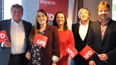 Bild: Hirsch
Gehen optimistisch in den Kommunalwahlkampf: OB-Kandidat Andreas Weinmann, Landesvorsitzende Ronja Endres, Stadtverbandsvorsitzende Karin Frankerl, Fraktionsvorsitzender Franz Schindler und Co-Vorsitzender Josef Damm (von links).