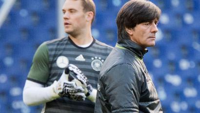 Bild: Julian Stratenschulte/dpa
Joachim Löw (r) setzte jahrelang auf Manuel Neuer als Nummer eins. Gemeinsam wurden sie 2014 in Brasilien Weltmeister. (Archivbild)