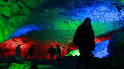 Bild: Matthias Bein/dpa
Mystische Lichterwelten verzaubern die Besucher in der Barbarossahöhle.