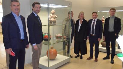 Bild: Kunz
Sie eröffneten am Sonntag das neugestaltete Internationale Keramikmuseum: V.l. Hauptkonservator Josef Straßer, MdL Stephan Oetzinger, Konstantin Thomas, Professorin Angelika Nollert, Oberbürgermeister Jens Meyer und Museumsleiter Johannes Listewnik.