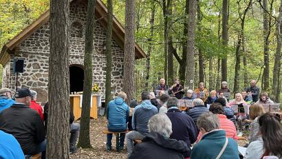 Bild: mma
Gut besucht war der Gottesdienst im Freien am Laubhof.
