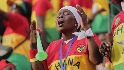Bild: Peniel Brago Amoakohene/AP/dpa
Die ghanaischen Fans bejubelten den Sieg gegen die Komoren ausgelassen.