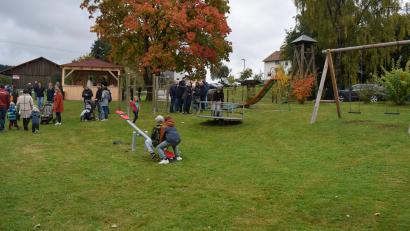 Bild: bnr
Der neue Dorftreff in Trefnitz ist eine gelungene Gemeinschaftsleistung der Dorfbewohner. Die Kinder nahmen die Spielgeräte gleich in Beschlag.