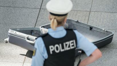 Symbolbild: Armin Weigel/dpa
Die Bundespolizei fand in dem Koffer lediglich Kleidung und Hygieneartikel.