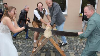 Bild: kro
Katharina und Stefan Riedl sägen nach der Trauungen einen Holzstamm durch.