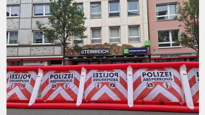 Bild: Carolin Eckenfels/dpa
Bei Schüssen in einem Wettbüro in der Innenstadt von Gießen sind drei Menschen verletzt worden.