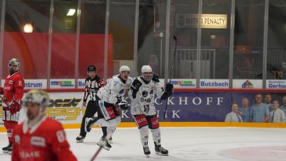 Bild: A. Chuc
Cedric Schiemenz (links) und Fabian Voit bejubeln den Siegtreffer der Blue Devils Weiden in allerletzter Sekunde. Das Spiel der Devils gegen den EC Bad Nauheim endete nach einer unglaublichen Aufholjagd mit 5:4.