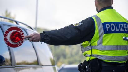 Bild: Harald Tittel/dpa
Bei der Grenzkontrolle stellte die Polizei illegale Böller sicher. (Symbolbild)