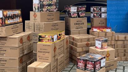 Archivbild: Polizei Waldsassen
Auf dem Polizeihof in Waldsassen stapelte sich im Dezember 2024 besonders brisante Fracht aus einem Kleintransporter. Die amtlich ermittelte Netto-Explosivmasse betrug knapp 170 Kilogramm.