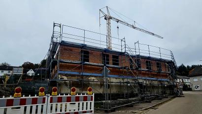 Bild: blf
Der Umbau des alten Jackl-Anwesens in Tännesberg läuft. Bis Herbst 2026 soll hier eine neue Tagespflege stehen.