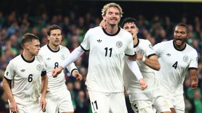 Bild: Peter Morrison/AP/dpa
Mit der Schulter zu seinem ersten Länderspiel-Tor: Nick Woltemade.