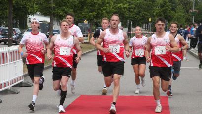 Bild: Hirsch
Gemeinsamer Zieleinlauf der Nabburger Bundespolizeistaffel beim Landkreislauf. Die besten Läufer und Läuferinnen werden in Ebermannsdorf geehrt.