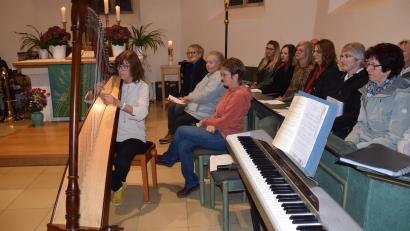 Bild: hdk
Wundervolle Töne entlockte Heidi Wohlfahrt ihrer Harfe in der Edelsfelder Kirche, um Geld für die Renovierung des Kirchturms zu sammeln.