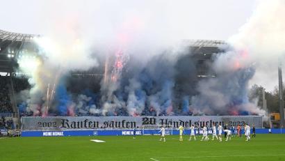 Bild: Uli Deck/dpa
Diese Pyro-Aktion von Fans des Karlsruher SC im November 2022 hat auch ein juristisches Nachspiel.