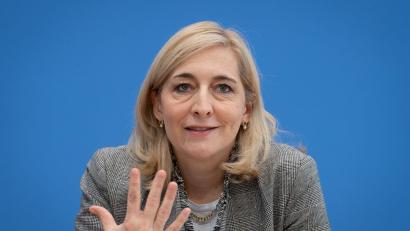 Bild: Soeren Stache/dpa
Gesundheitsministerin Nina Warken (CDU) will die Pflegeversicherung reformieren. (Archivfoto)