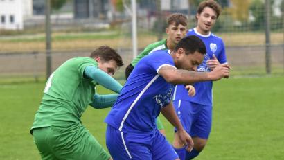 Bild: Hans Mark
Der SV Diendorf (in den blauen Trikots) unterlag dem TSV Stulln zu Hause mit 1:4. Die Hausherren bleiben somit nur knapp vor den Abstiegsplätzen der Kreisliga West.