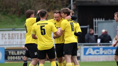 Bild: Dieter Jäschke
Die SV Grafenwöhr bejubelte einen ungefährdeten 3:1-Sieg beim SC Eschenbach. In dieser Szene wird Alexander Dobmann (Mitte) nach seinem verwandelten Foulelfmeter zum 1:0 von den Mitspielern geherzt.