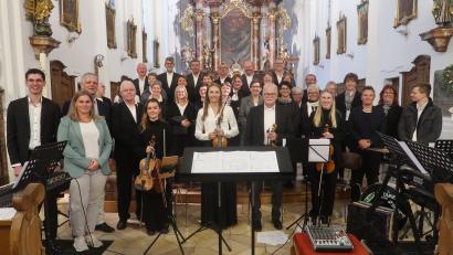 Bild: rha
Mit lang anhaltendem Beifall bedankten sich die Zuhörer bei den Mitwirkenden des Benefizkonzerts (von links): Organist Lukas Schöpf, Sängerin Carolin Winkler, Vereinsvorsitzender Franz-Josef Einhäupl und Chorleiter Franz Winklmann.