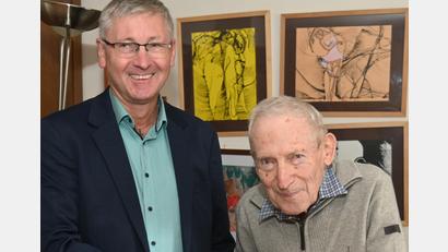 Bild: gf
"Wir habern am gleichen Tag Geburtstag", sagte Ambergs 3. Bürgermeister Franz Badura (links) und gratulierte dem Maler Nathan Yudytskyy vor dessen Bildern zum 90. Geburtstag.