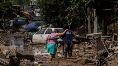 Bild: Felix Marquez/AP/dpa
Wegen Überschwemmungen und Erdrutschen sind viele Ortschaften von der Außenwelt abgeschnitten.