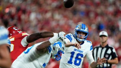 Bild: Charlie Riedel/AP/dpa
Für Detroit Lions Quarterback Jared Goff (M) endete in Kansas City die Siegesserie.