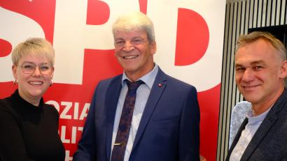 Bild: gsp
21Lisa Hartinger und Peter Danninger von der Vorstandschaft des SPD-Kreisverbands Amberg-Sulzbach gratulieren Michael Rischke (Bildmitte) zur Nominierung.