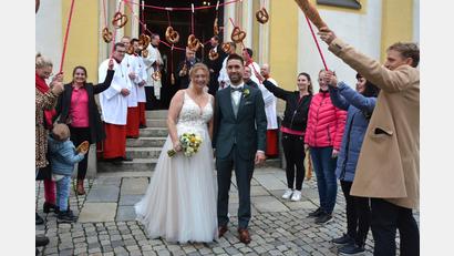 Bild: jr
Ehrenspalier der Mitarbeiterinnen des Konnersreuther Backhauses Kutzer für Julia und Magnus Summer.