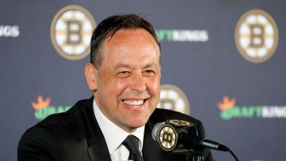 Bild: Mary Schwalm/AP/dpa
Marco Sturm hat derzeit gut lachen als Cheftrainer der Boston Bruins.