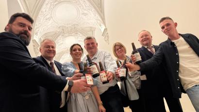 Bild: Landratsamt Amberg-Sulzbach/exb
Mit dem Jubiläumsbier stießen die Oberpfälzer an: Bürgermeister Stefan Frank, Landrat Richard Reisinger, die bayerische Bierkönigin Anna Winkler, Bräu Armin und Frau Elke, Altbürgermeister Gerd Geismann und Fuchsbeck-Brauer David Grundler (von links).