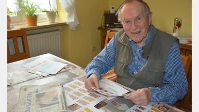 Bild: jr
Josef Walenta zeigt die von ihm gestaltete Briefmarke zu Adolph Kolping, deren Sonderdruck er veranlasst hat.