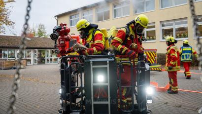 Bild: Marina Gube
In einer Großübung simulierten Feuerwehr und Rettungskräfte am Freitag ein Schulbrand-Szenario in der Grundschule in Püchersreuth.