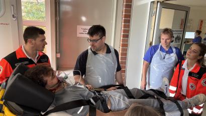 Bild: ge
Schon Sekunden nach der Ankunft des Rettungswagens nahmen Dr. Sven Mörk (Dritter von rechts) und Pflegeleiter Matthias Bohmann (Zweiter von rechts) die Patienten in Empfang und wiesen sie an den richtigen Behandlungsplatz.