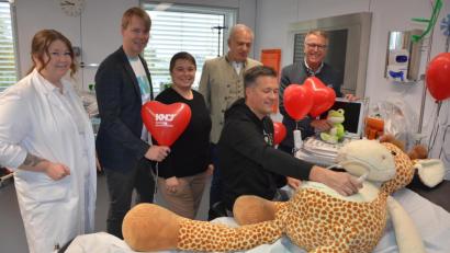 Bild: jr
Ultraschalluntersuchung am Teddy mit Professor Christian von Rüden (vorne), genauestens beobachtet von Bürgermeister Franz Stahl und Landrat Roland Grillmeier (von rechts).
