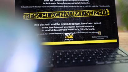 Bild: Leonie Asendorpf/dpa
Wenn man die Adresse der beschlagnahmten Internetseiten eingibt, erscheint ein Sicherstellungsbanner der Behörden. (Archivbild)